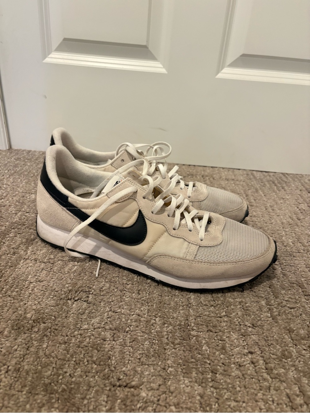 Nike Men’s Cream & Black Retro Running Sneakers
